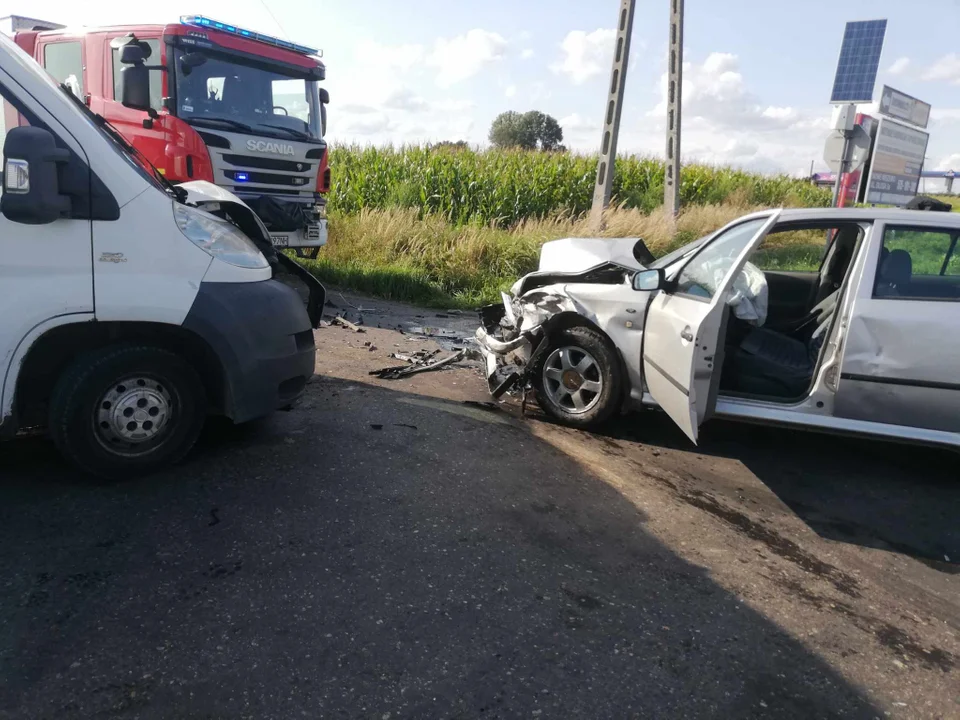 Czołowe zderzenie busa i osobówki. Ten pierwszy nie miał uprawnień, a drugi... był pijany [ZDJĘCIA] - Zdjęcie główne