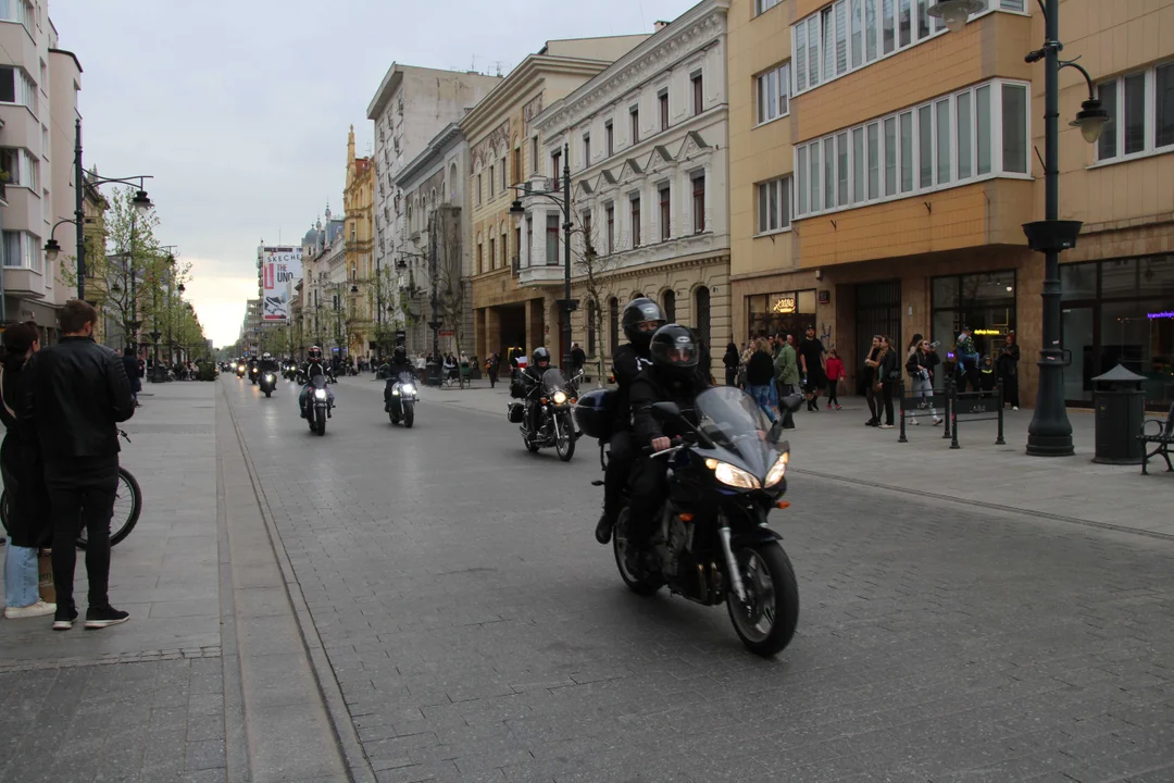 Wielka parada motocyklowa na ulicy Piotrkowskiej w Łodzi