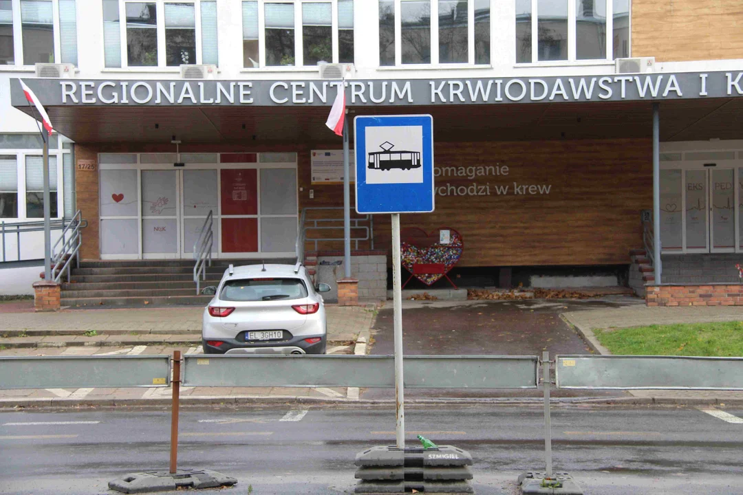 Brudny przystanek tramwajowy przy centrum krwiodawstwa w Łodzi