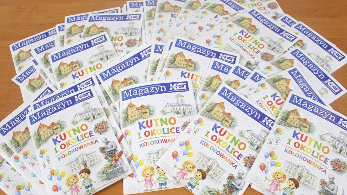 Redakcja KCI - Kutnowskie Centrum Informacyjne rozdaje kolorowanki z okazji Dnia Dziecka