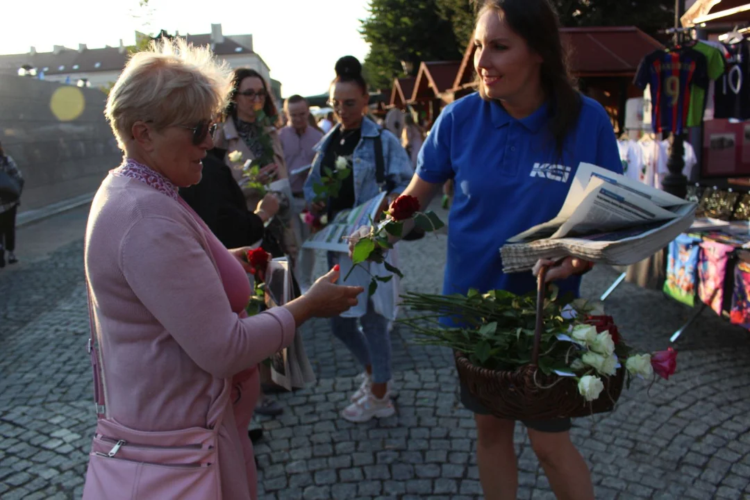 KCI rozdaje róże i gazety na kutnowskim Święcie Róży