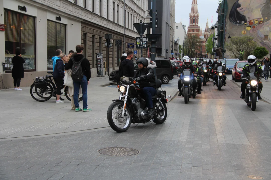 Wielka parada motocyklowa na ulicy Piotrkowskiej w Łodzi