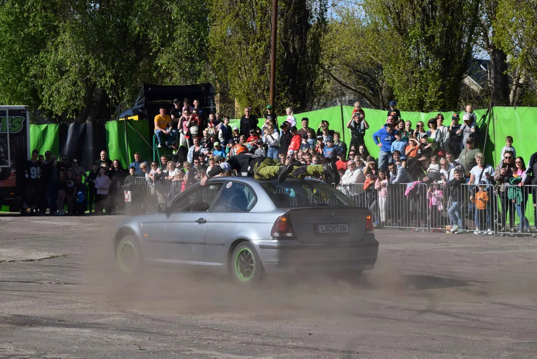 Giganty na czterech kołach zrobiły duże show! Widowiskowy pokaz monster trucków