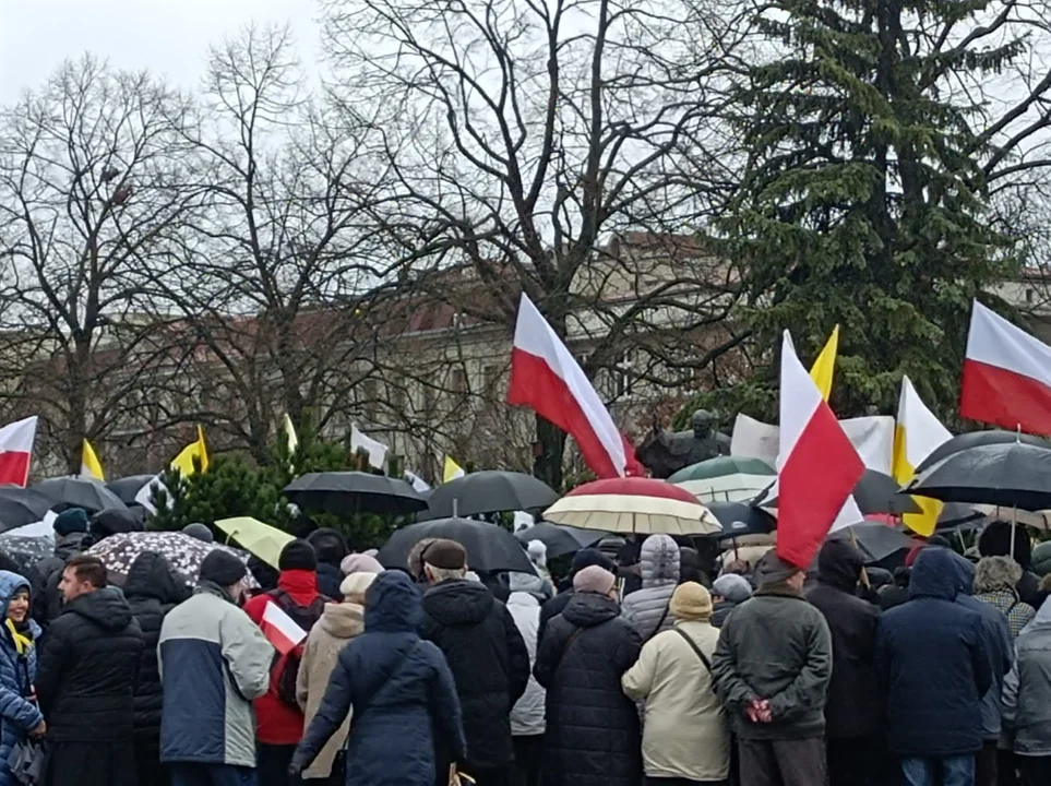 Marsz papieski w Łodzi. Setki łodzian ruszyło ulicami miasta [zdjęcia]