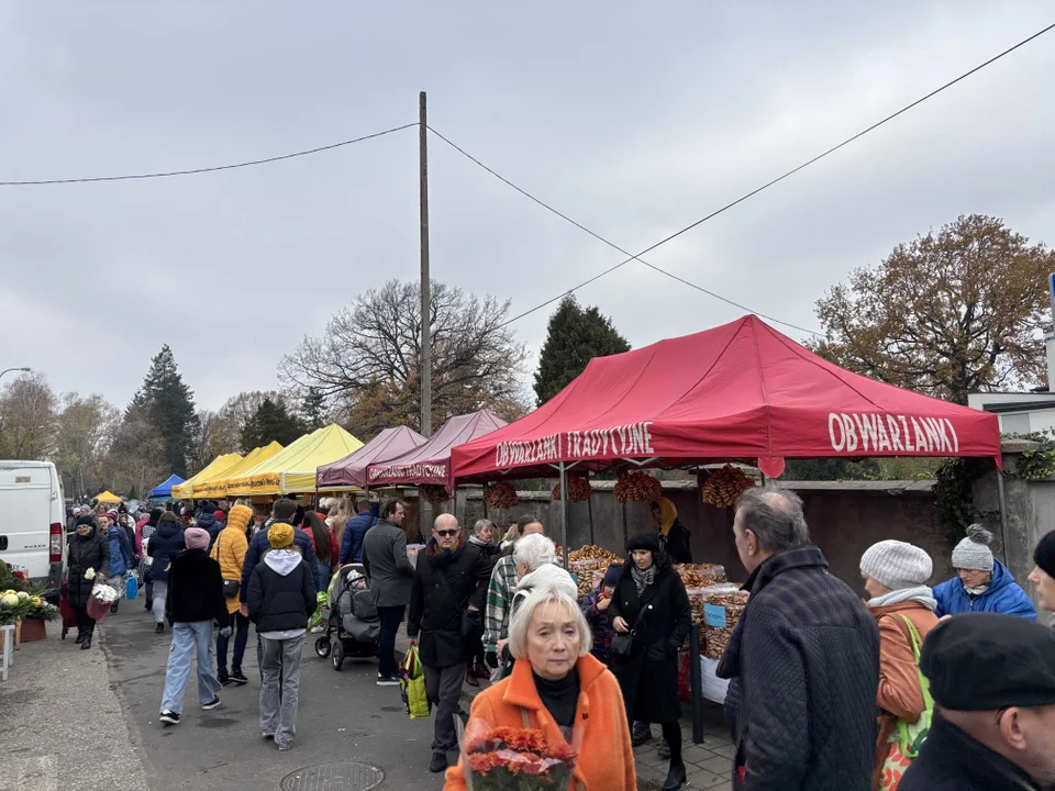 Korki w okolicach cmentarza na Dołach