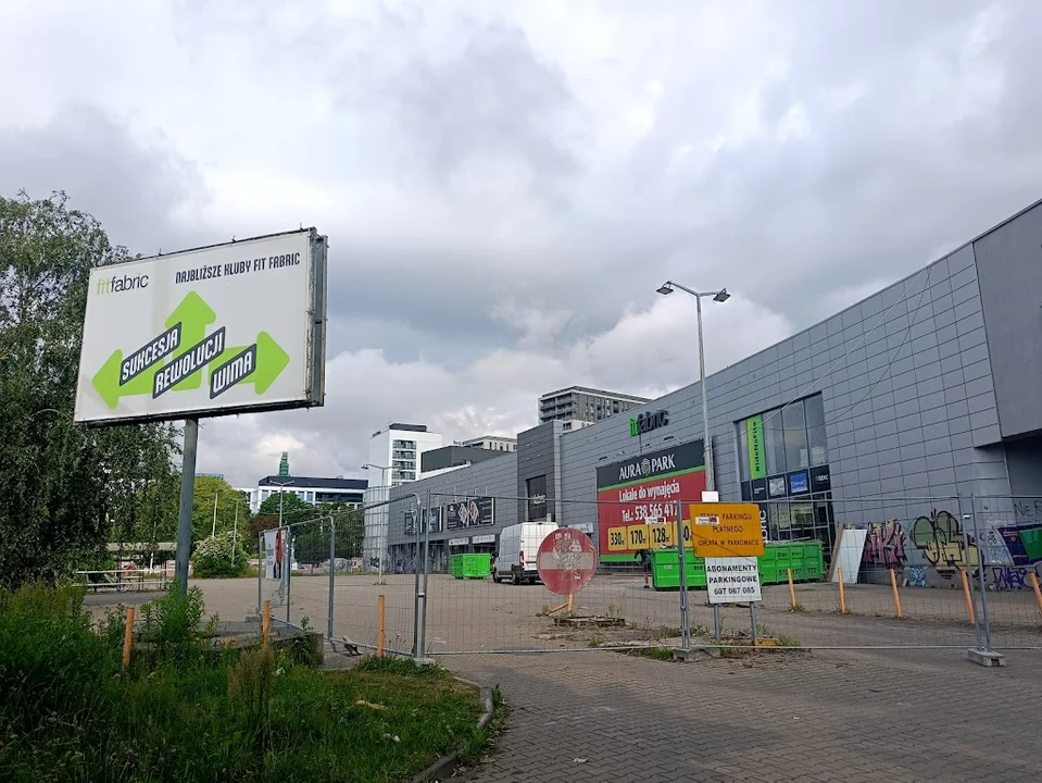 Tajemniczy remont w centrum Łodzi. Kiedyś były tutaj kultowe delikatesy - Zdjęcie główne