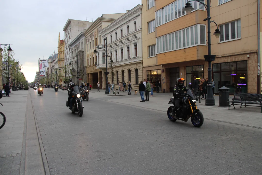 Wielka parada motocyklowa na ulicy Piotrkowskiej w Łodzi