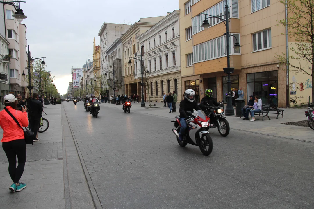 Wielka parada motocyklowa na ulicy Piotrkowskiej w Łodzi