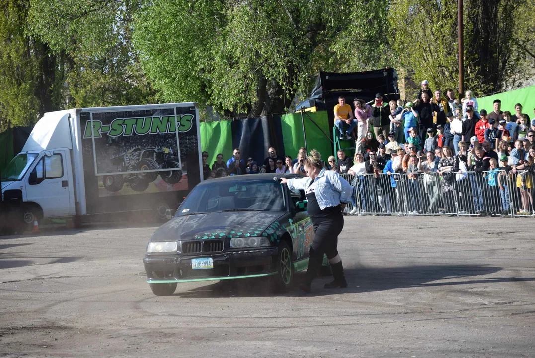 Giganty na czterech kołach zrobiły duże show! Widowiskowy pokaz monster trucków