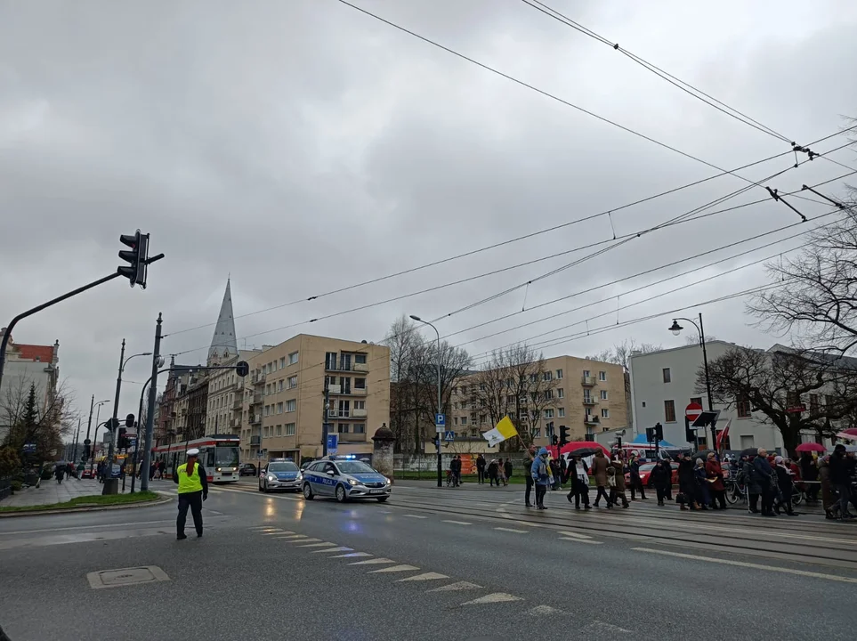 Marsz papieski w Łodzi. Setki łodzian ruszyło ulicami miasta [zdjęcia]