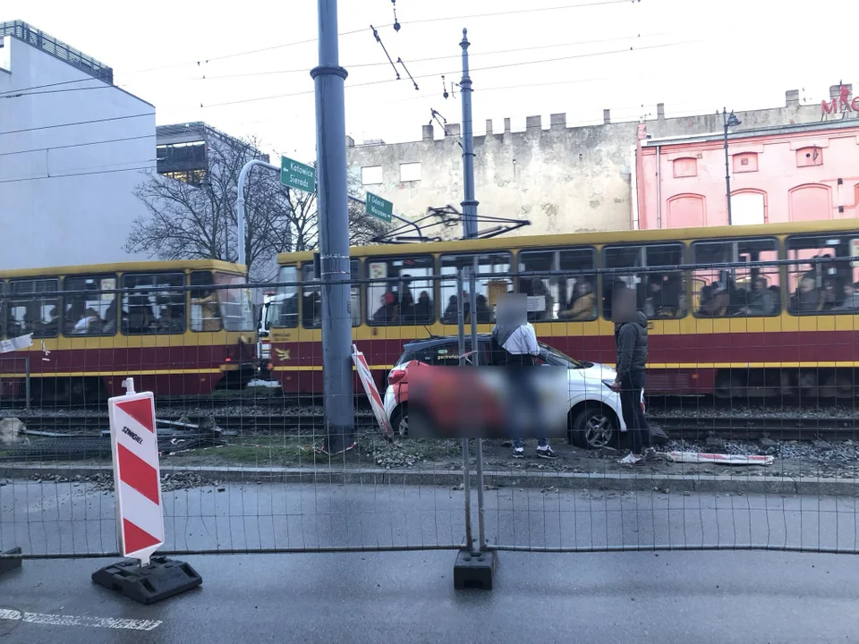 Auto na torach na Zachodniej