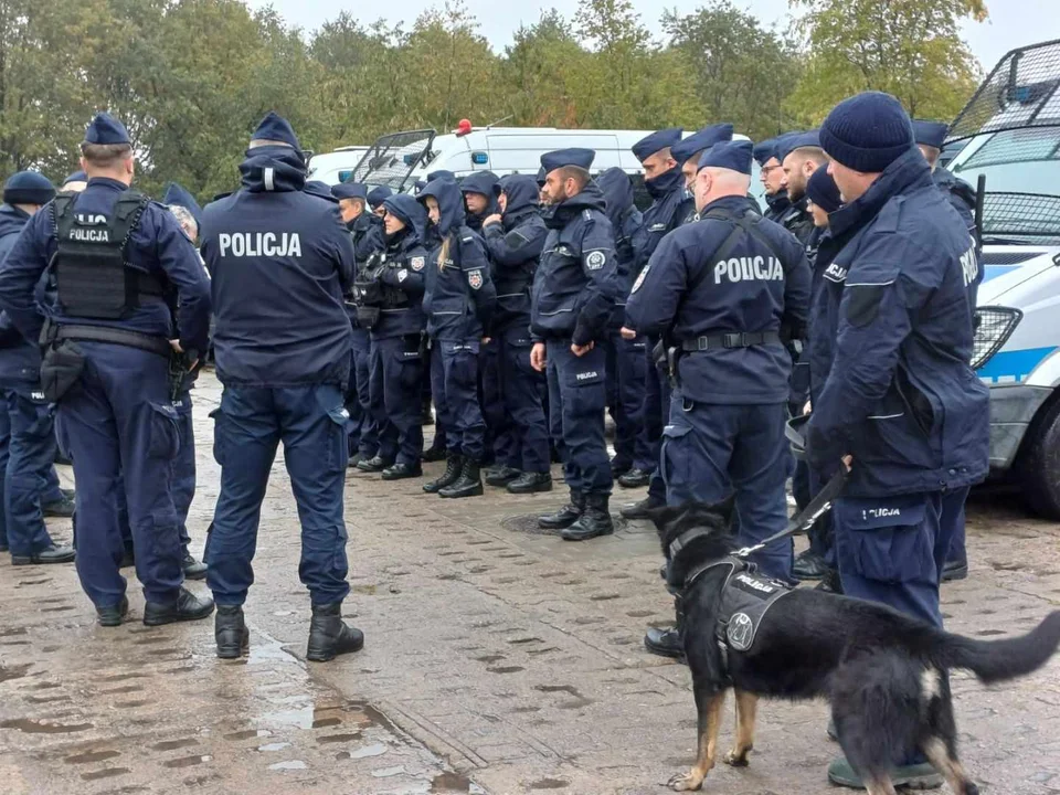 Policja poszukuje mężczyzny w Zgierzu. Funkcjonariusze ruszyli na osiedle 650-lecia [ZDJĘCIA] - Zdjęcie główne