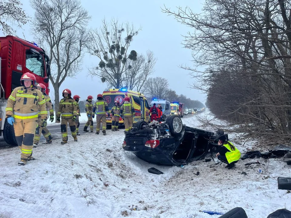 Groźne dachowanie niedaleko Łodzi. Droga zablokowana, śmigłowiec i karetki na miejscu - Zdjęcie główne