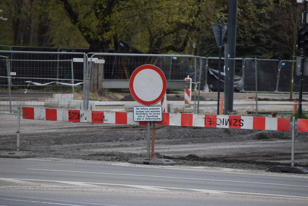 Utrudnienia dla kierowców i pieszych na skrzyżowaniu ul. Ogrodowej i ul. Zachodniej. Obok trwa budowa "Bulwarów Północnych" oraz modernizacja parku Staromiejskiego.