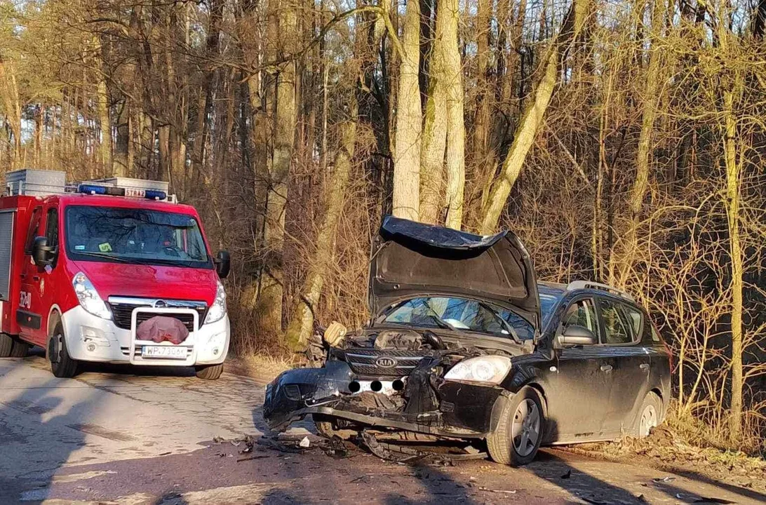 Pijany kierowca spowodował czołowe zderzenie. Później kolizja dwóch pojazdów [ZDJĘCIA] - Zdjęcie główne