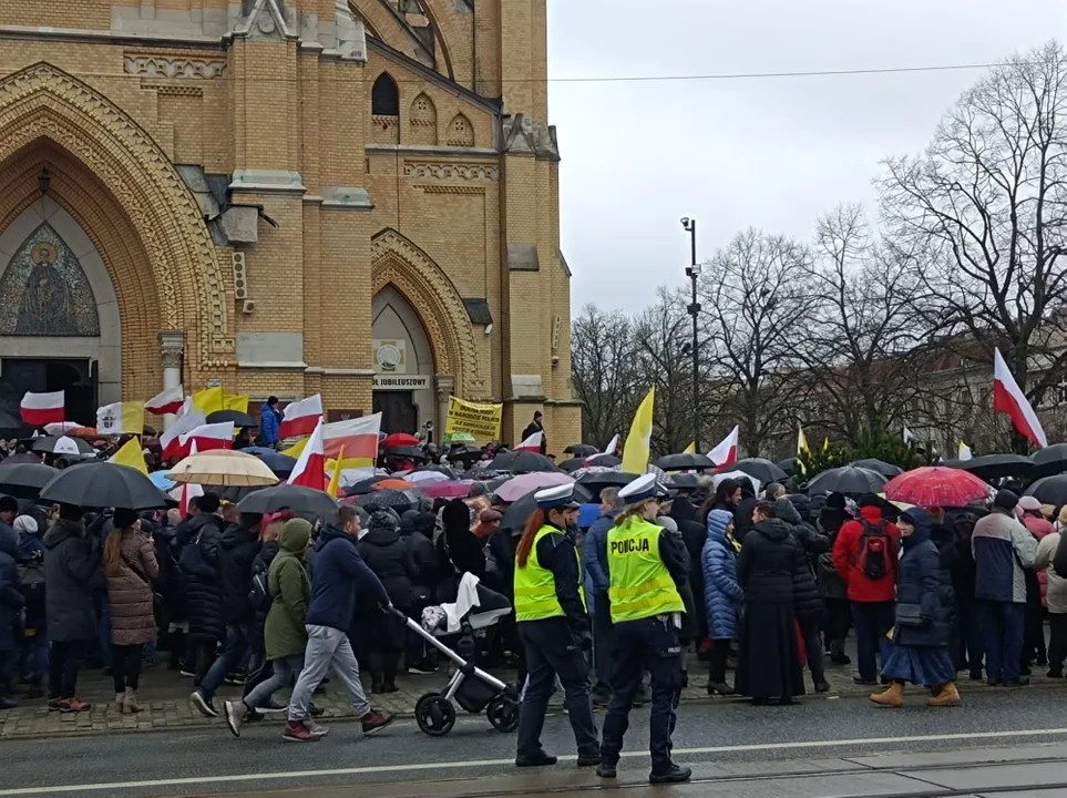 Marsz papieski w Łodzi. Setki łodzian ruszyło ulicami miasta [zdjęcia]