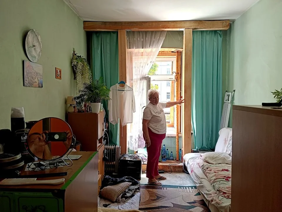 Grzyb i belki podtrzymujące strop. Tak się mieszka w centrum Łodzi