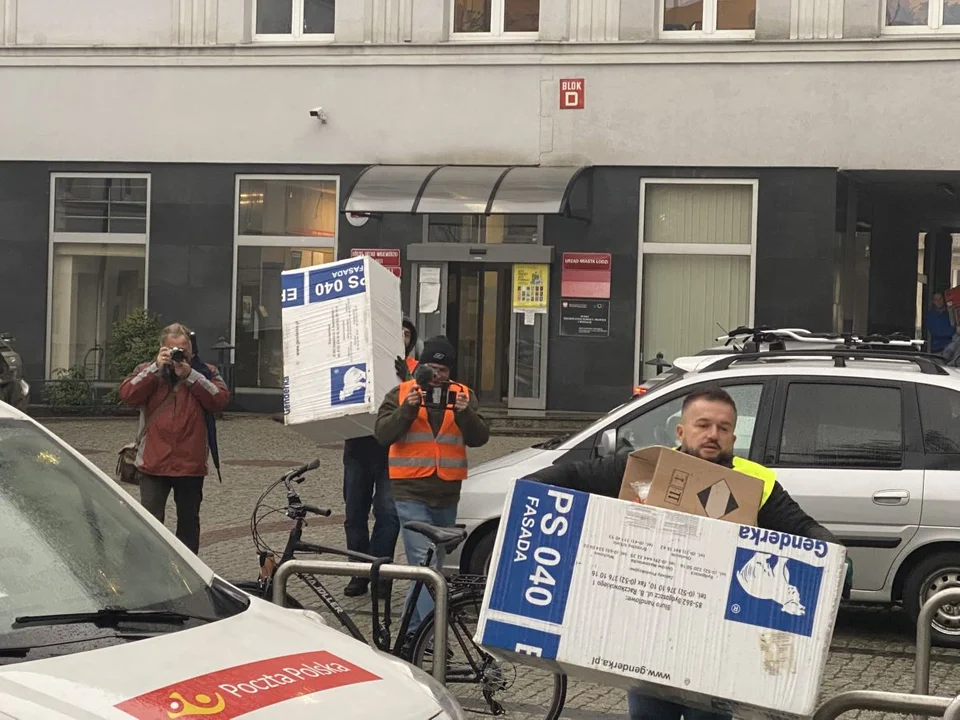 Na znak protestu aleksandrowski radny chciał zamurować wejście do łódzkiego magistratu