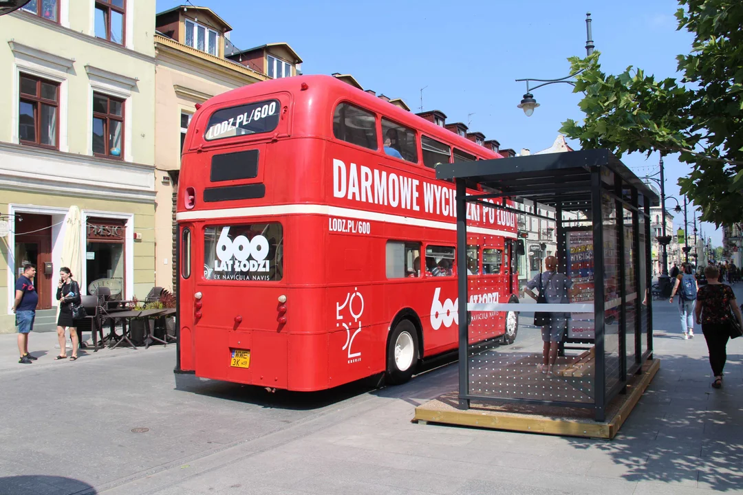 Piętrowy autobus turystyczny przemierza szlakiem łódzkich zabytków