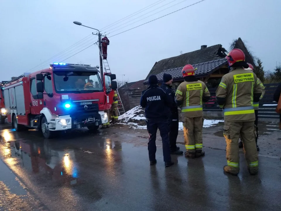 W miejscowości Bielawki w jednym z domów zawalił się dach. Służby zabezpieczają budynek