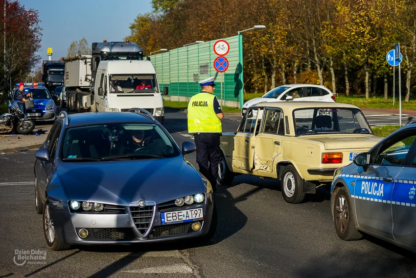 Wypadek na al. Wyszyńskiego. Policyjny motocykl zderzył się z osobówką