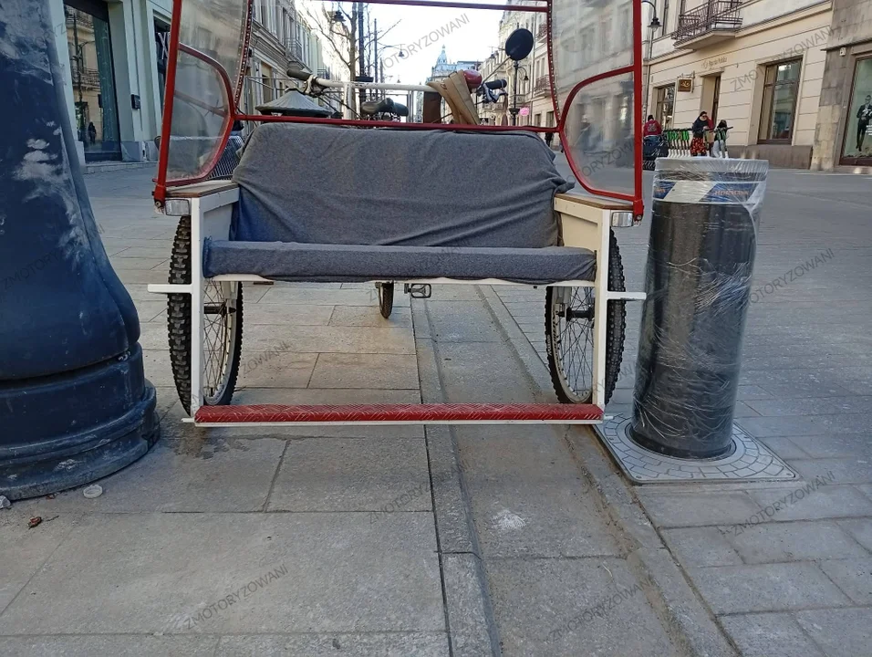 Riksze nie zmieszczą się między słupkami na Piotrkowskiej