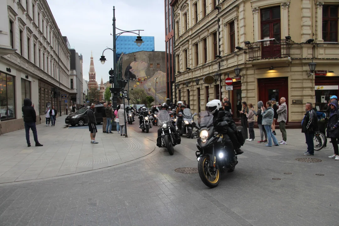 Wielka parada motocyklowa na ulicy Piotrkowskiej w Łodzi