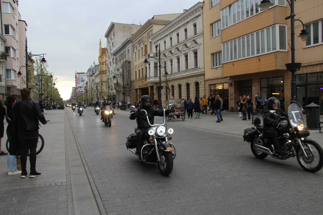 Wielka parada motocyklowa na ulicy Piotrkowskiej w Łodzi