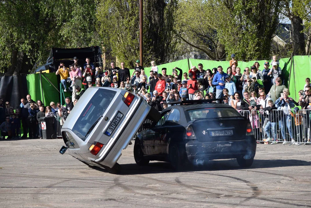 Giganty na czterech kołach zrobiły duże show! Widowiskowy pokaz monster trucków