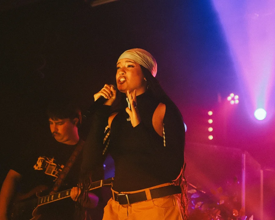 Sara James w Scenografii