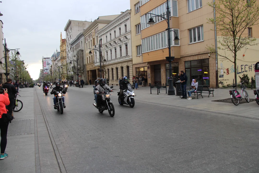 Wielka parada motocyklowa na ulicy Piotrkowskiej w Łodzi