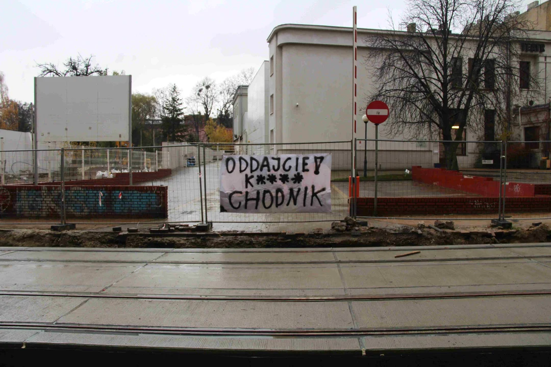 Szczery banner na ulicy Legionów w Łodzi.