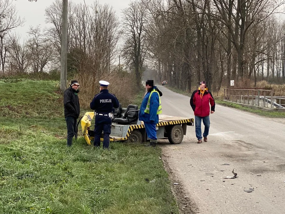 Wypadek w Dobrzelinie. Auto wpadło do rowu