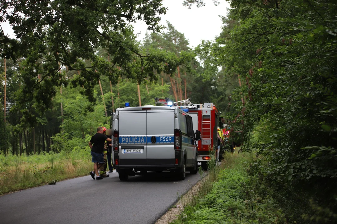 Zderzenie osobówki i motoroweru pod Kutnem. Na miejscu wszystkie służby [AKTUALIZACJA] - Zdjęcie główne