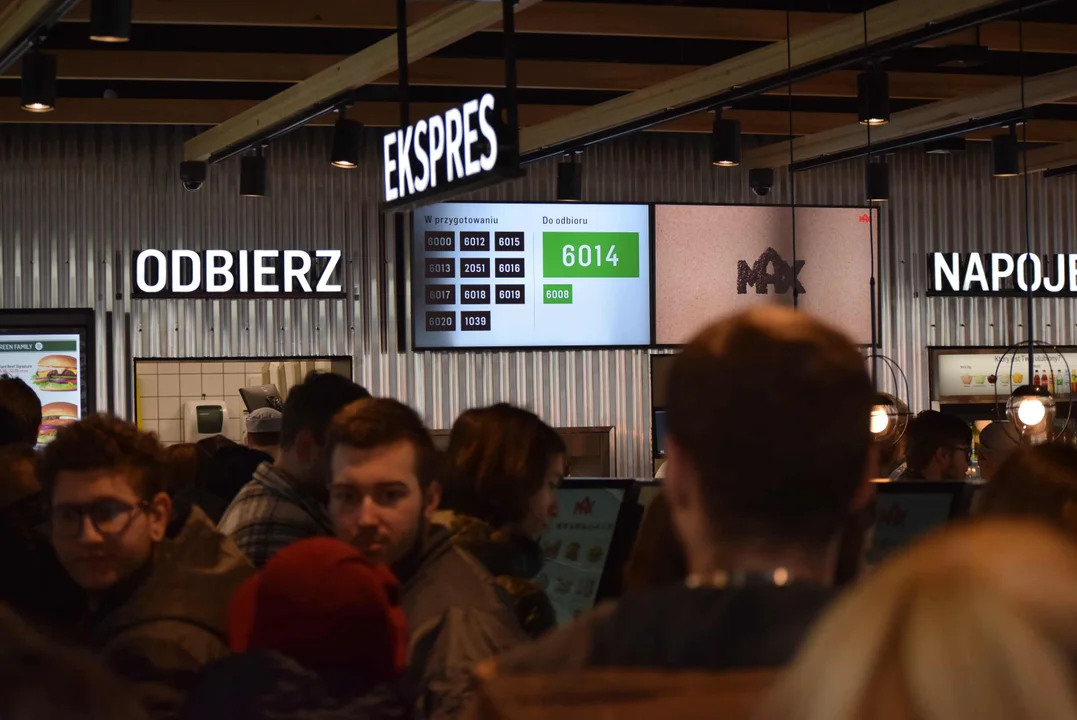 Tłumy łodzian na otwarciu restauracji MAX Premium Burgers. Tego jeszcze w Łodzi nie było [ZOBACZ ZDJĘCIA]