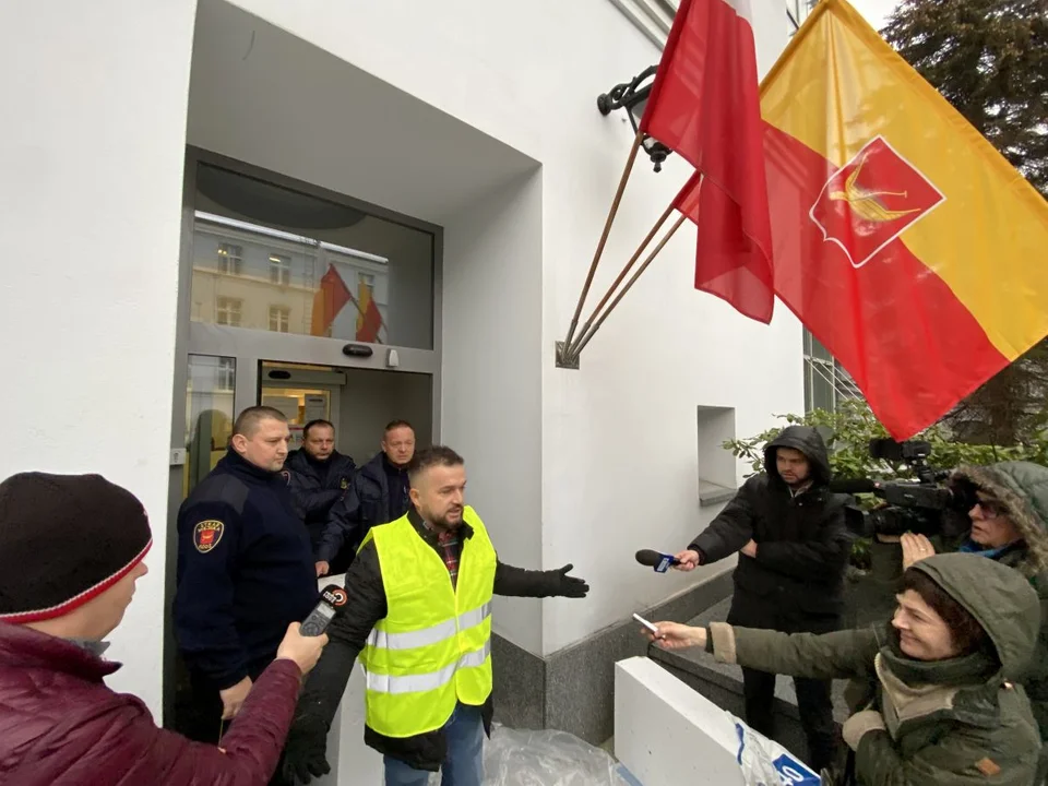 Na znak protestu aleksandrowski radny chciał zamurować wejście do łódzkiego magistratu