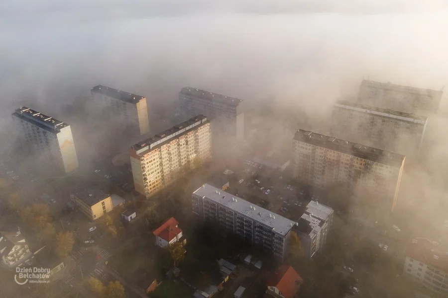 Bełchatów skąpany w porannych mgłach. Zdjęcia z lotu ptaka - Zdjęcie główne