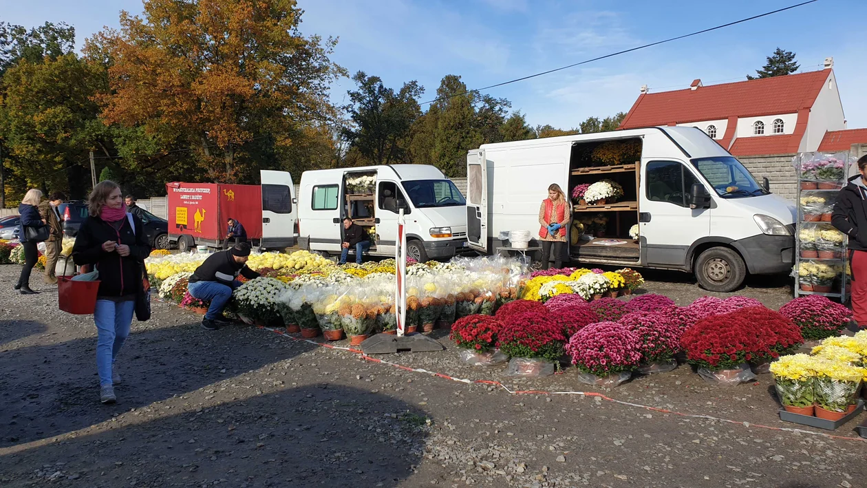 Mieszkańcy przygotowują się do dnia Wszytskich Świętych