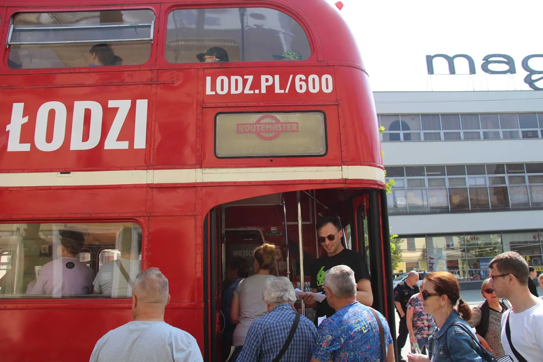 Piętrowy autobus turystyczny przemierza szlakiem łódzkich zabytków