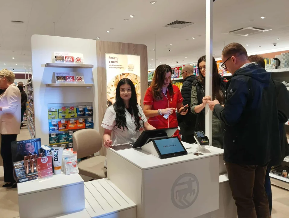 Rossmann nr 2000 otwarty w Łodzi. Przypomina luksusową łazienkę