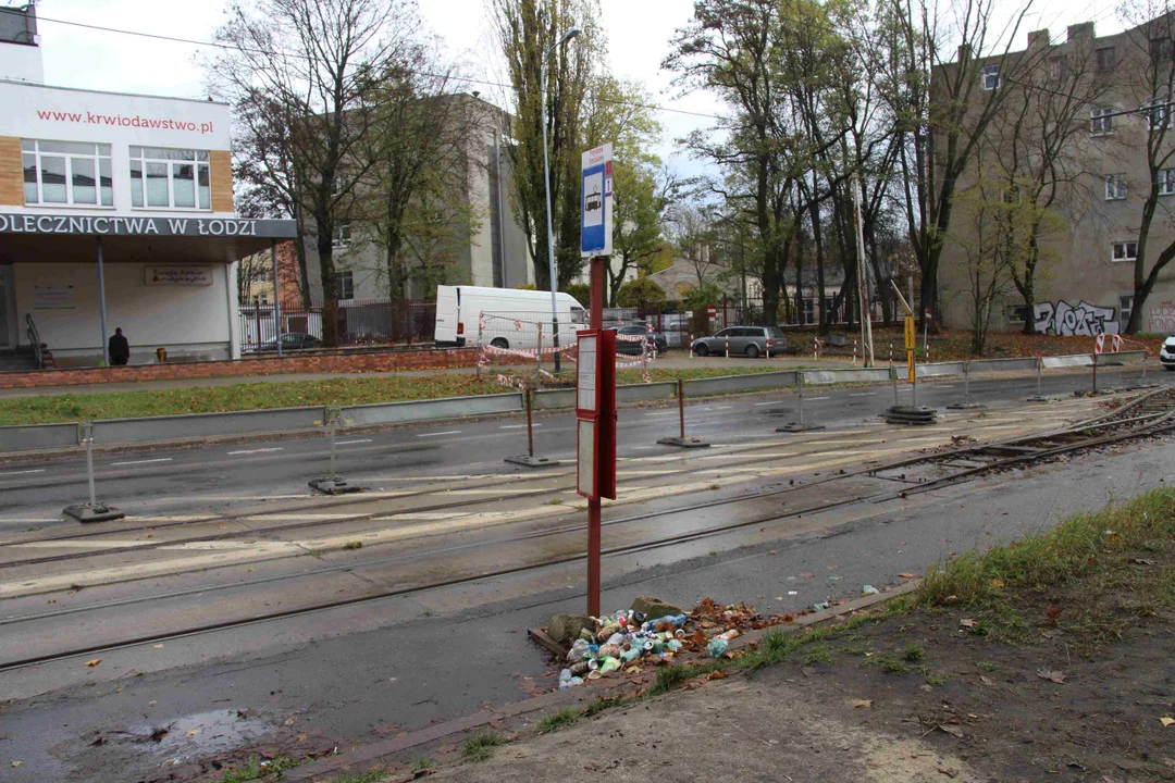 Brudny przystanek tramwajowy przy centrum krwiodawstwa w Łodzi