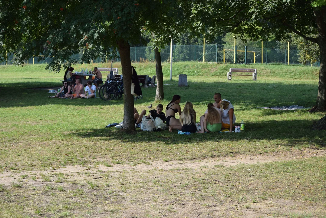 Łodzianie wypoczywają na Stawach Jana