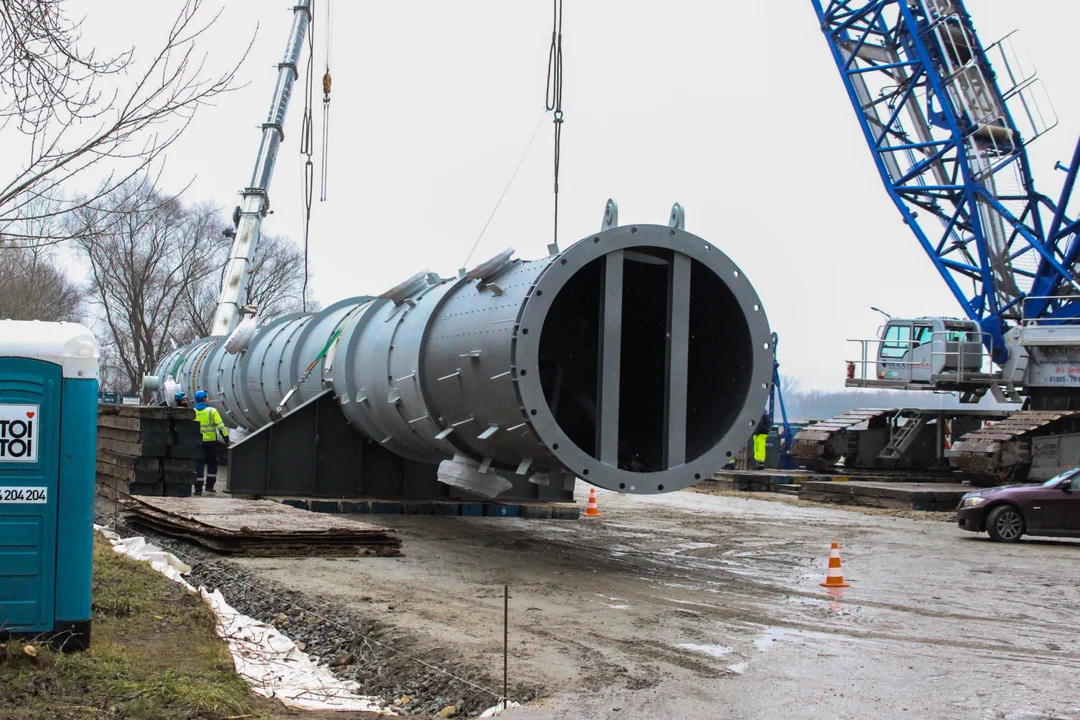 Trwa transport ogromnych części do budowy instalacji na ORLENIE [ZDJĘCIA] - Zdjęcie główne