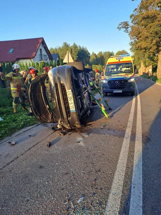 Wypadek na trasie Leśniewo–Darżlubie. Auto uderzyło w drzewo, dwie osoby ranne