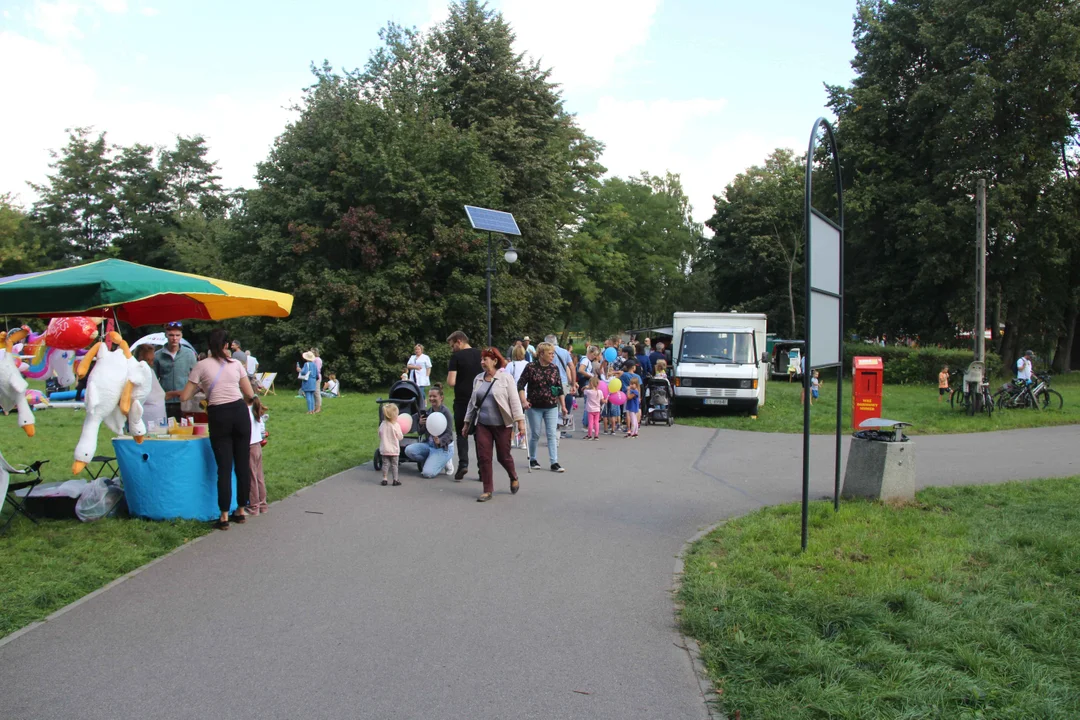 Piknik rodzinny w parku na Młynku w Łodzi