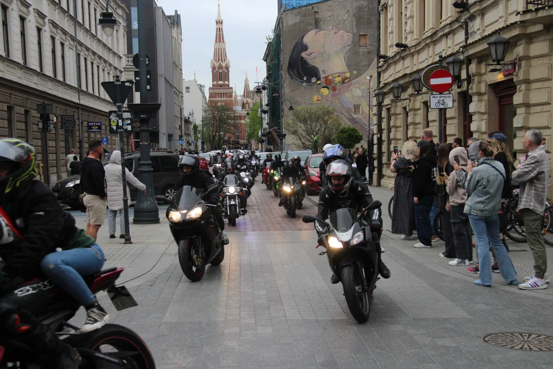 Wielka parada motocyklowa na ulicy Piotrkowskiej w Łodzi