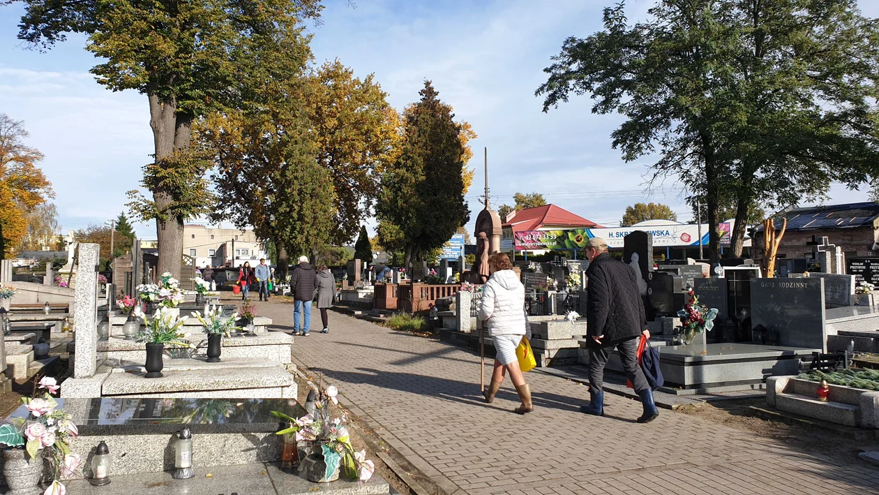 Mieszkańcy przygotowują się do dnia Wszytskich Świętych