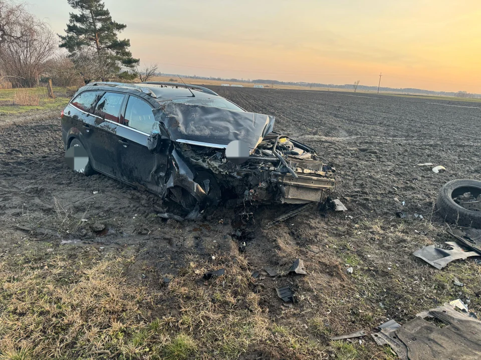 Zasnął za kierownicą i rozbił auto na drzewie. Policja apeluje do kierowców (ZDJĘCIA) - Zdjęcie główne