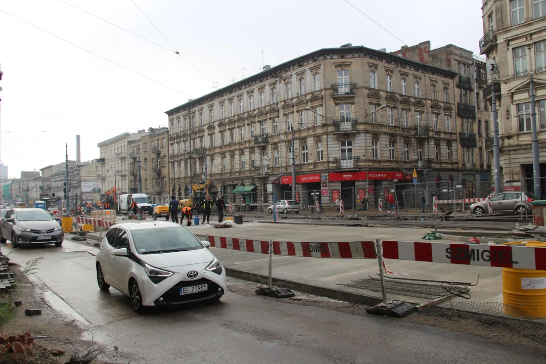 Trwa łączenie nowego torowiska ze starym przy ul.Legionów w Łodzi