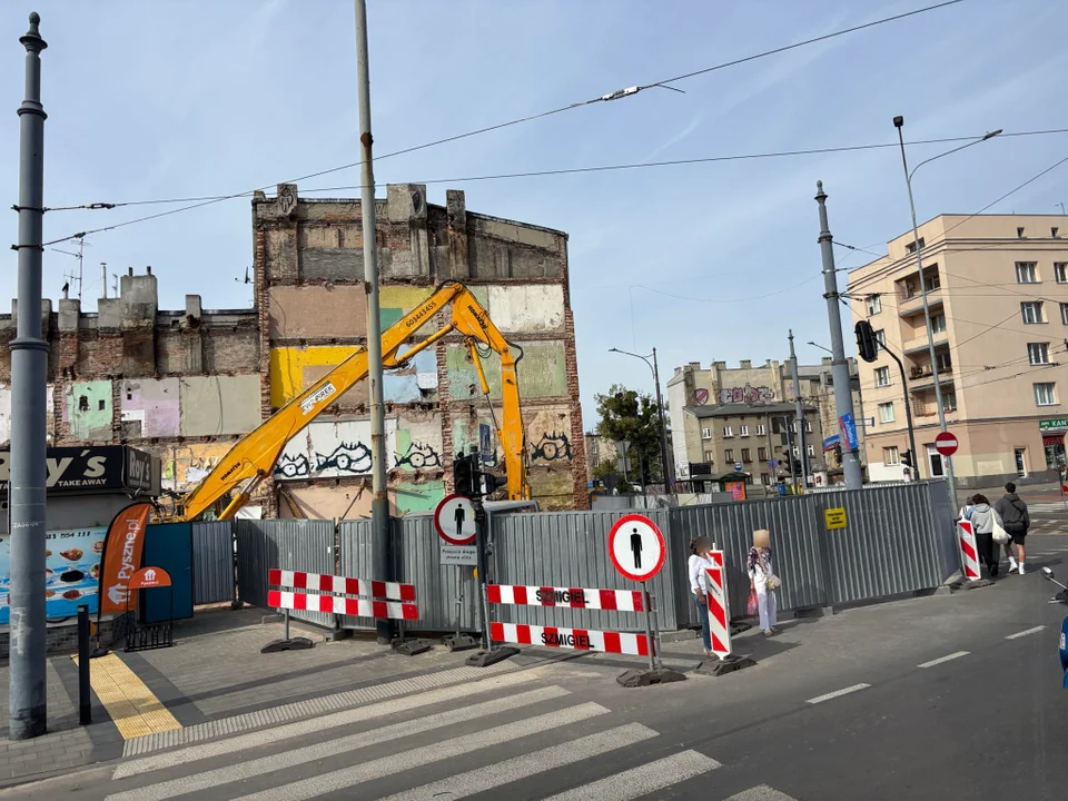 Ważne skrzyżowanie przy ulicy Zachodniej w Łodzi wciąż z utrudnieniami dla pieszych. Kiedy to się zmieni? [ZDJĘCIA] - Zdjęcie główne